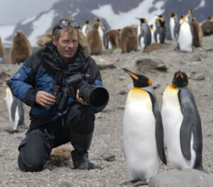 Arne Nævra fotograferer kongepingviner på Sør-Georgia, Antarktis.